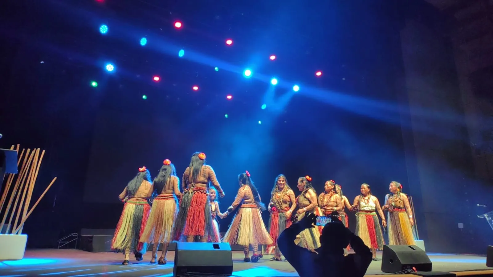 Danza del pueblo Tubú en escenario con luces de colores