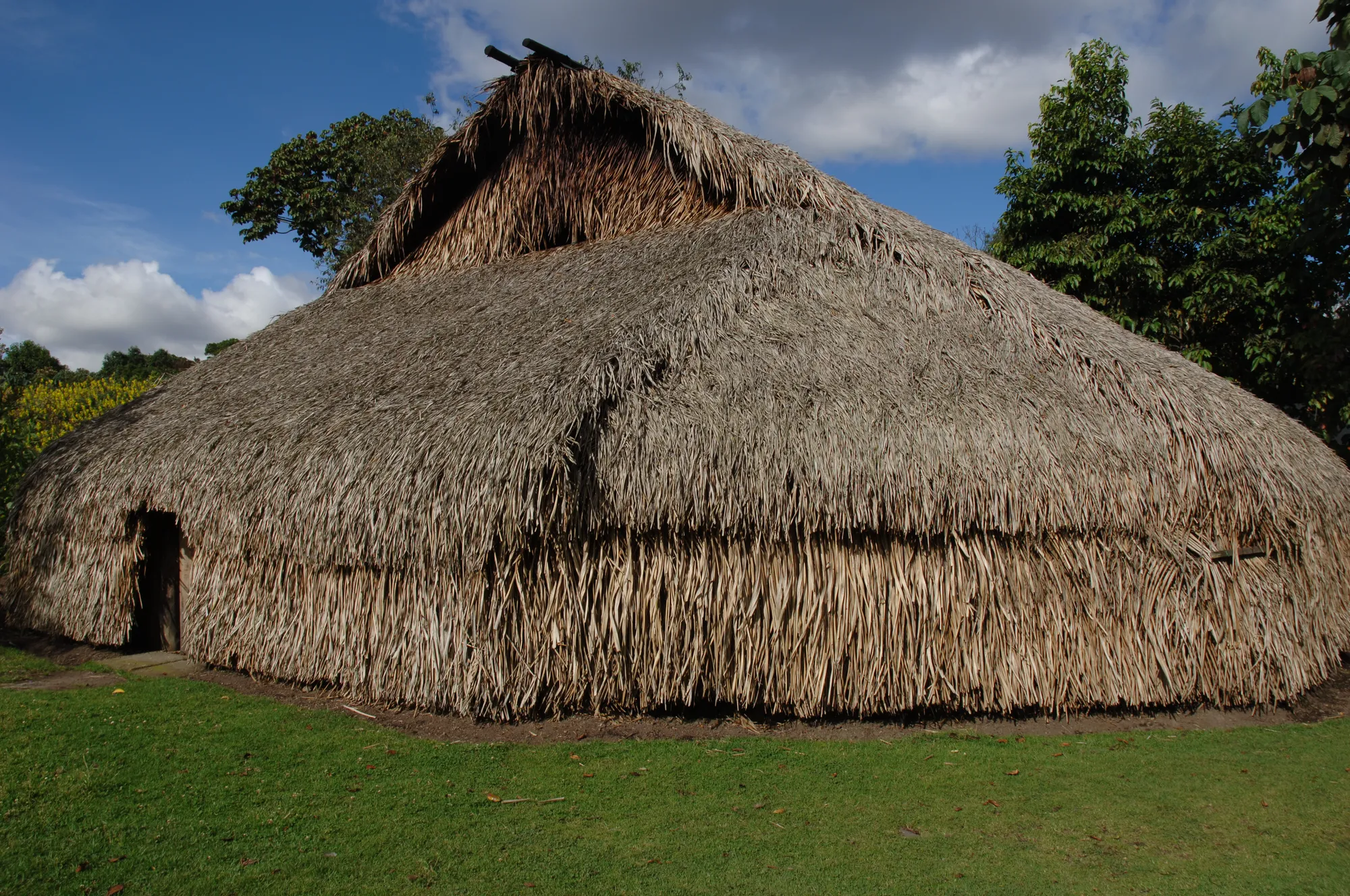 Maloca de techo de palma en el Jardín Botánico de Bogotá