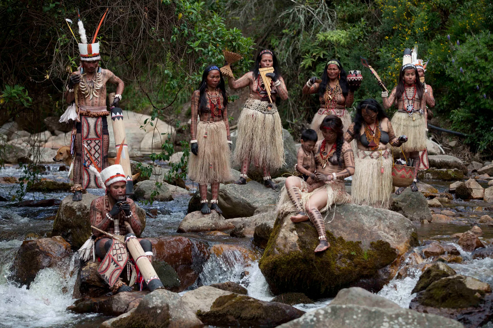 Comunidad Tubú Hummurimasa con instrumentos y pintura corporal en el río